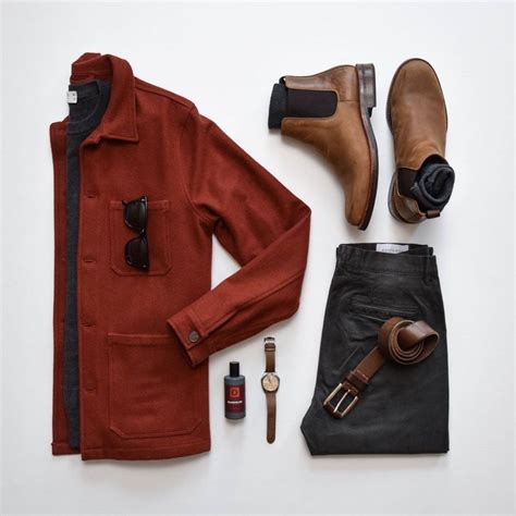 Motifnya yang klasik tapi keren, memberi kesan penampilan rapi, tapi tetap stylish. 9 Outfit Pria untuk Musim Hujan, Dijamin buat Kamu Lebih Stylish