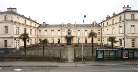 The republic square with the. Rennes. L'Hôtel-Dieu accueillera un hôtel et des stands de ...