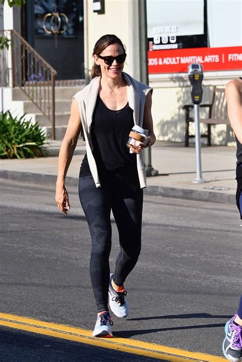 Jennifer Garner Shows Off Fit Form Leaving Yoga Class In Brentwood