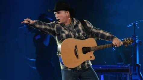 Singer Garth Brooks Is Apples Latest Competition