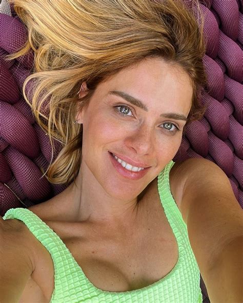 Carolina Dieckmann Esbanja Beleza Natural Ao Posar Sem Maquiagem Celebridades Vogue