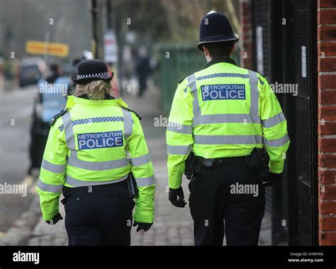 Met Police Officer Behind Hi Res Stock Photography And Images Alamy
