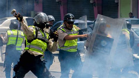 Caracas Vuelve A Vivir Otro D A De Batalla Campal Entre La Polic A Y