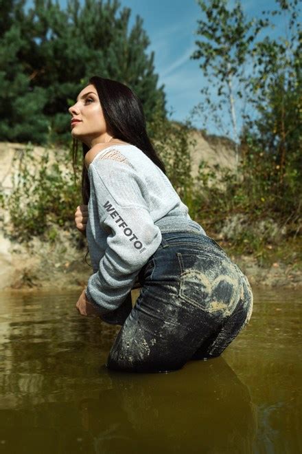 Kadınlara özel hazırlanan levi's 501 koleksiyonu birbirinden özel pantolon ve şort seçeneklerini sizlere sunuyor. Brunette Girl in Wet and Dirty Levis Jeans Has Fun by the Lake - Wetfoto.com