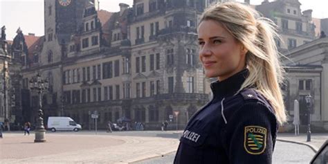 Liczna Niemiecka Policjantka Adrienne Koleszar Robi Furor W Sieci