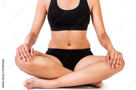 mujer meditando yoga sentada y con las piernas cruzadas sobre fondo blanco aislado vista de