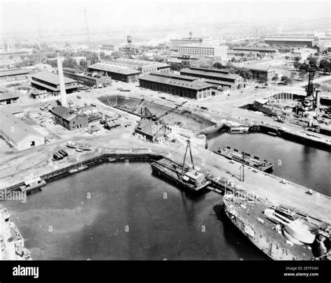 Philadelphia Naval Shipyard View In Stock Photo Alamy