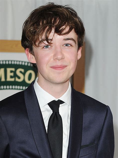 Saluta i fan della serie dalla terrazza. Alex Lawther - Beyazperde.com