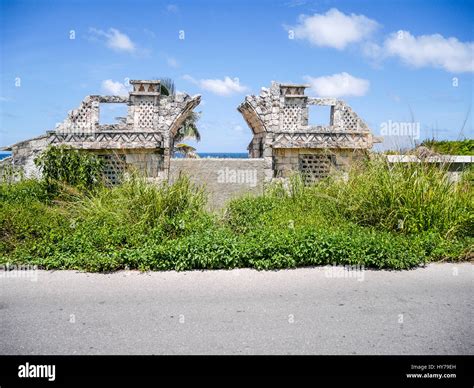 Ruins Of Old Mexican House In Isla Mujeres Close To Sea Stock Photo Alamy