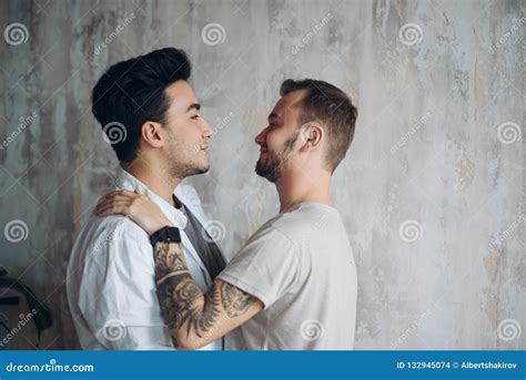Auf Besichtigungstour Gehen Vergleich Tempus Hot Gay Couple Kissing Bus Rustikal H Rgesch Digt