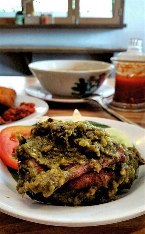 Apa, sih, menu makanan lebaran yang menjadi favoritmu? "Ayam Goreng Sambal Ijo" Gerobak Batawi, Jakarta | Ayam goreng