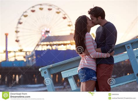 baisers romantiques de couples photo stock image du fixation destination 34833594