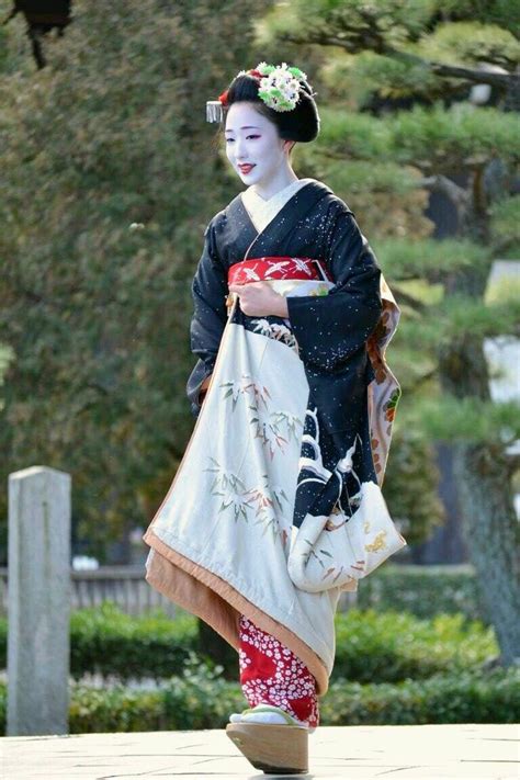 maiko mamefuji kyoto japan kimono japan geisha artwork japanese traditional clothes