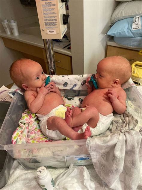 Identical Nurses Delivering Twin Babies Goes Viral Brandsynario