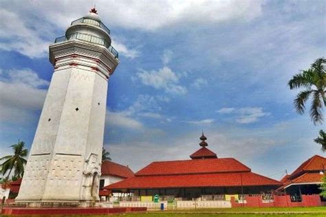 Masjid Agung Banten Peninggalan Putra Sunan Gunung Jati Sarung Mangga