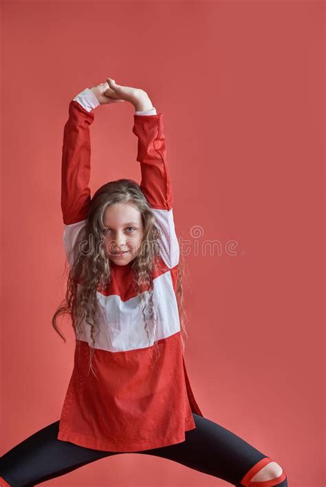 Baile Lindo Hermoso Joven De La Muchacha En El Fondo Rojo Salto Delgado Moderno Del Adolescente