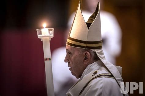 Photo Pope Francis Holds A Candle As He Presides Over Holy Saturday Vatx2020041103