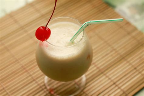 The piña colada is a cocktail made with rum, cream of coconut or coconut milk, and pineapple juice, usually served either blended or shaken with ice. 6 manières de préparer une piña colada - wikiHow
