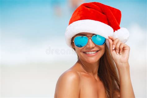 圣诞老人橙色比基尼泳装和帽子的未婚 库存照片 图片 包括有 生活方式 克劳斯 横向 海岸线 白种人 63152714