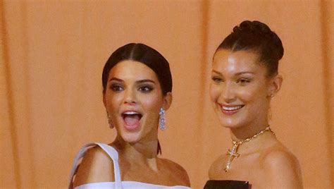 Kendall Jenner Y Bella Hadid Protagonizan El Beso De Cumpleaños Más Hot Europa Fm