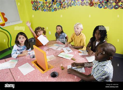Los niños dibujo y prestar atención en clase Fotografía de stock Alamy