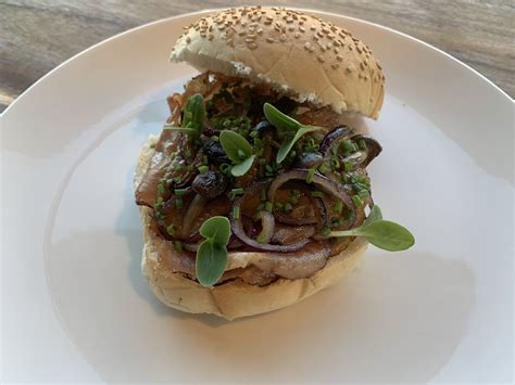 Warm Vlees Met Champignons Recept Broodje warm vlees met pindasaus