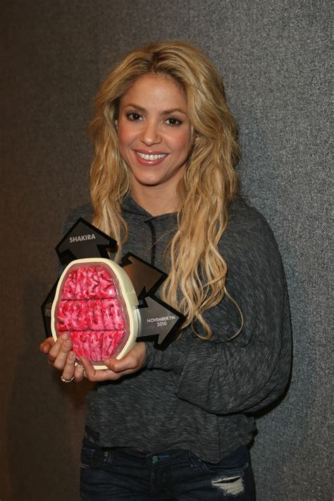 Shakira Myshakiblog Nuevas Fotos Hq Shakira Con Su Premio Free