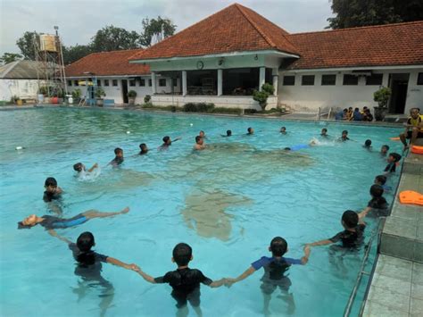 10 Kolam Renang Di Surabaya Cocok Untuk Liburan Keluarga Info Area