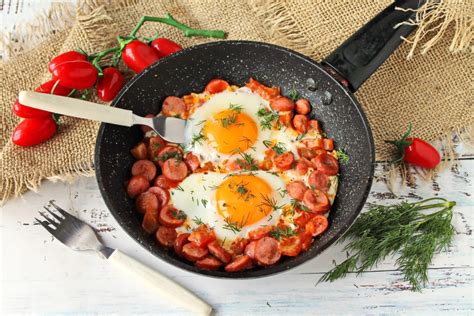Kepti Kiaušiniai Su Dešrelėmis Ir Pomidorais Receptas Su Nuotraukomis