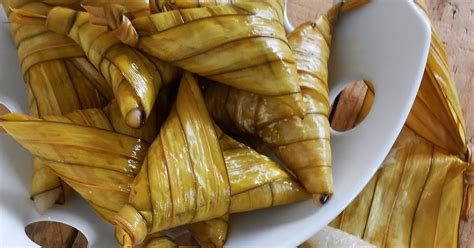Ketupat palas dibuat dengan daun palas,beras pulut bersama dengan santan kelapa. KETUPAT PALAS BERKACANG DAN KARI DAGING | Fiza's Cooking