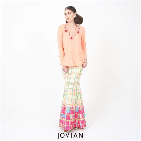 Koleksi lisa surihani for jovian mempamerkan hasil rekaan baju kurung moden, kurung kedah dan jubah moden yang diinspirasikan daripada personaliti serta karektor lisa surihani pada harga serendah rm300 sehingga rm500. Jovian RTW 2017 Collection Lisa Surihani for Jovian 2017 ...