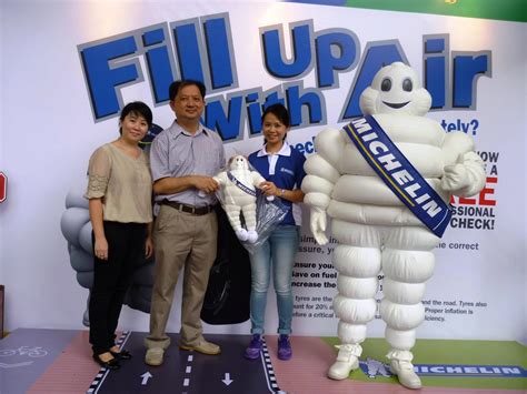 Menampal pelekat pantul cahaya pada bas. MICHELIN Anjur Kempen Keselamatan Jalan Raya 'Fill Up With ...