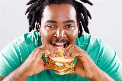 Hombre Afroamericano Comiendo Hamburguesa Fotografía De Stock