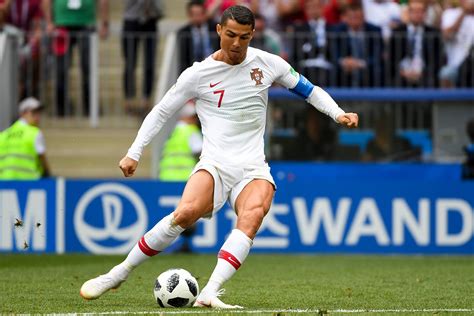 Explaining Cristiano Ronaldos Knuckleball Free Kick Technique Via