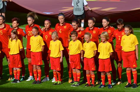 Volg als eerste nieuwe updates over: Olympianen mee het veld op tijdens de kwartfinale EK ...