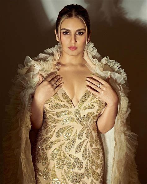 huma qureshi wore a very revealing golden dress seeing the cleavage of the actress in the