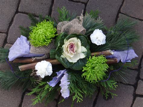 Bukiety stroiki i kompozycje z żywych kwiatów na cmentarz Wrocław