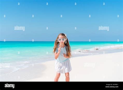 Girls Wearing Bikini On Beach Banque De Photographies Et Dimages