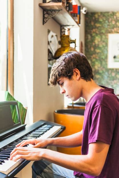 Teen Boy Jouant Du Piano électrique Photo Gratuite