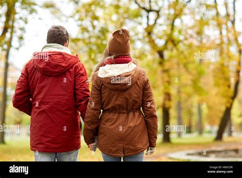 glückliches junges paar wandern im herbstlichen park stockfotografie alamy