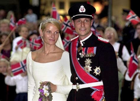 The royals got to try their hand at lifesaving at the harbour area in oslo. Mette-Marit und Haakon von Norwegen feiern ihren ...