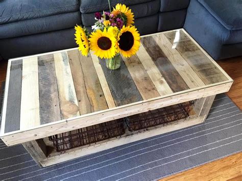 Wood palette coffee table with wheels and glass top. Custom Pallet Coffee Table with Glass Top - Easy Pallet Ideas