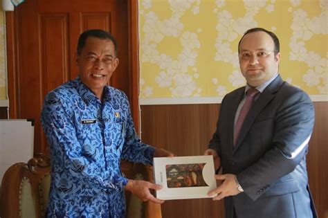 Setelah saling serang dengan persenjataan berat selama 11 hari, israel dan hamas di gaza sepakat untuk melakukan gencatan senjata. Kang Jimat terima kunjungan Duta Besar Azerbaijan