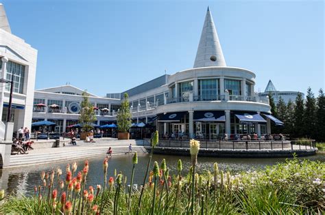 Bluewater Shopping Centre Kent Exterior With Lake © David Hares