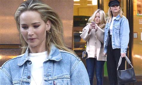 Jennifer Lawrence Shows Toned Tummy In Crop Top And Loose Pants To Bar