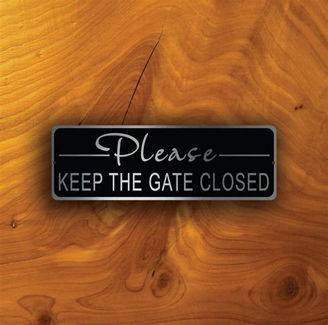 Please Keep The Gate Closed Sign Classic Metal Signs