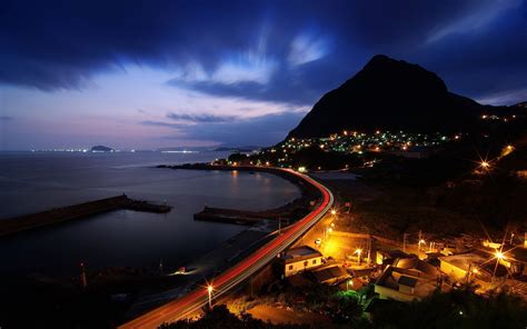 Город на берегу моря ночью обои для рабочего стола картинки фото
