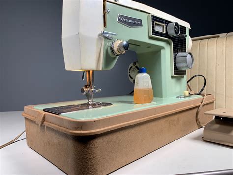 Vintage Dressmaker Precision Built Deluxe Zigzag Sewing Machine W Case