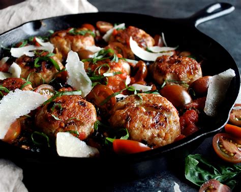 Turkey Meatballs With Chunky Tomato Basil Sauce Whole Grain Linguine