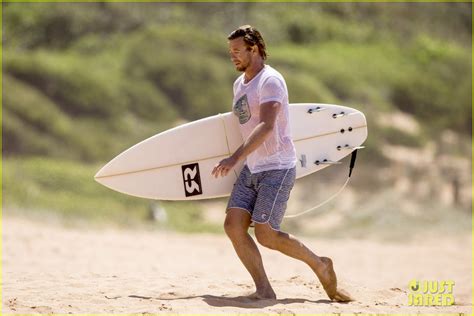 Simon Baker Goes Shirtless In Sydney Ahead Of The Mentalist Series